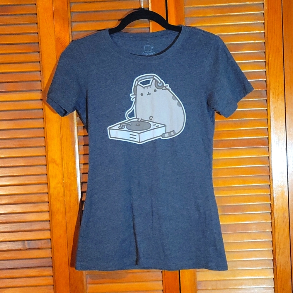 Pusheen short sleeved t-shirt.